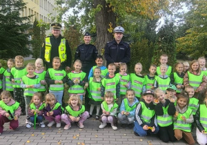 Przedszkolaki wykonują pamiątkowe zdjęcie.