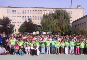 Przedszkolaki i uczniowie SP 13 wykonują zdjęcie pamiątkowe z przedstawicielami policji i straży miejskiej.