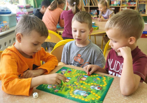 Motylki grają w gry planszowe.