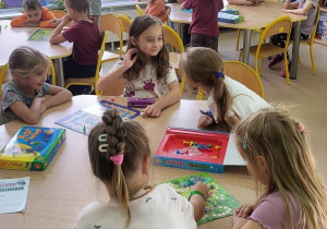 Wiewiórki grają w gry planszowe.