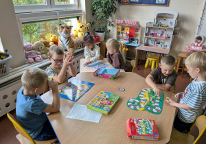 Dzieci grają w gry planszowe.