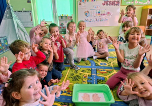 Dzieci prezentują czyste ręce.