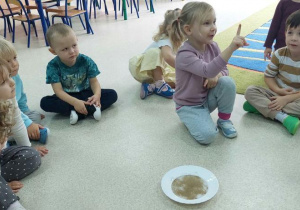 Dziewczynka pokazuje brudny paluszek.