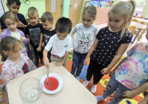 Przedszkolaki biorą udział w eksperymencie.