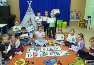 Motyle prezentują omówione plansze dotyczące drzew.