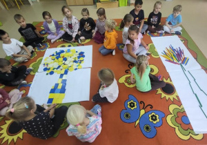 Motylki prezentują ułożone na dywanie drzewa.