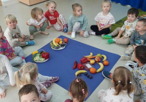 Rybki posegregowały owoce i warzywa.