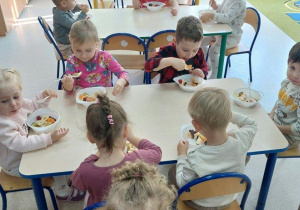 Rybki degustują sałatkę owocową.