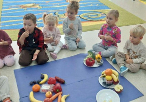 Dzieci poznają owoce i warzywa wszystkimi zmysłami.