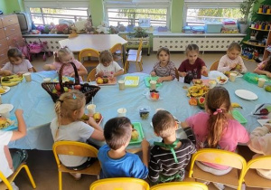 Motylki przygotowują sałatkę owocową.