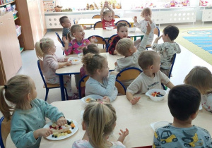 Dzieci kroją owoce.