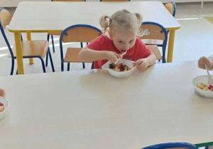 Dzieci degustują sałatkę.