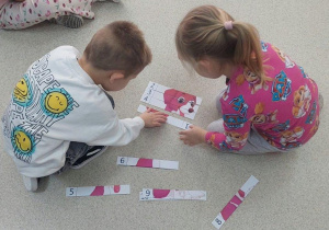 Dzieci układają puzzle.