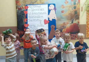 Dzieci prezentują zebrane dary dla zwierząt ze Schroniska.
