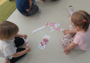 Dziewczynki układają puzzle.