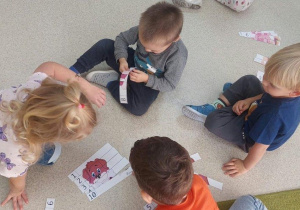 Dzieci układają puzzle.