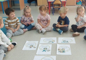 Dzieci poznają ciekawostki na temat piesków.