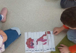 Dzieci układają puzzle.