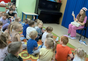 Dzieci poznają atrybuty zawodu pielęgniarki.