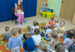 Pielęgniarka prezentuje atrybuty potrzebne do pracy.