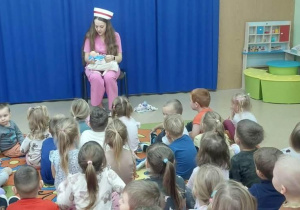Pielęgniarka pokazuje atrybuty swojej pracy.