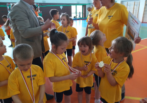 Dzieci cieszą się ze zdobytych medali.