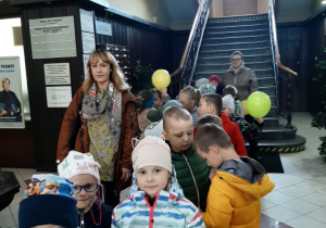Dzieci z grupy Motylki zwiedzają Urząd Miasta