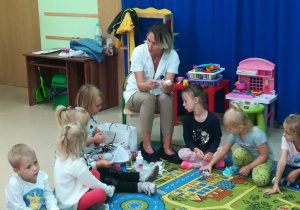 Pielęgniarka opowiada dzieciom o swojej pracy