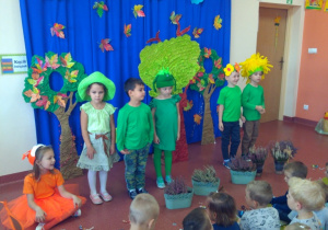 przedszkolaki apelują o sprzątanie lasu piosenką