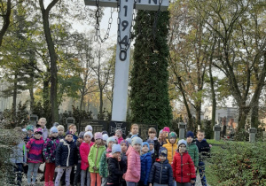Grupa Motylki pod pomnikiem ofiar Katynia
