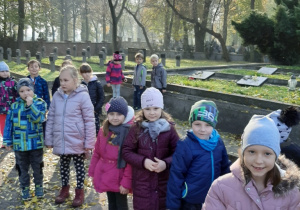 Dzieci z grupy Motylki spacerują po cmentarzu.