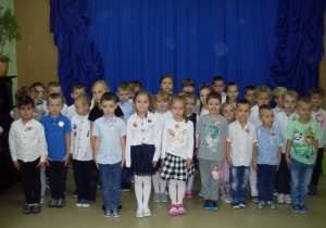Dzieci przygotowują się do śpiewania hymnu