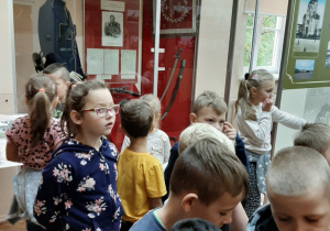 Dzieci oglądają ekspozycje.