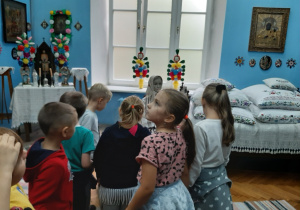Dzieci oglądają ekspozycje.
