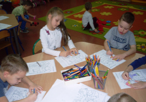 dzieci kolorują zimowe obrazki