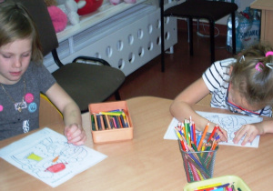 dzieci kolorują zimowe obrazki