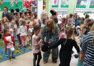 dzieci tańczą ze swoimi