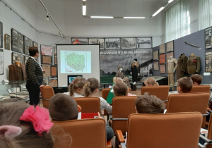 dzieci słuchają pogadanki o historii Polski