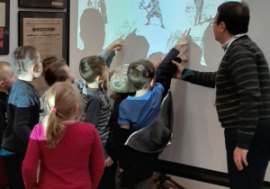 dzieci słuchają pogadanki o historii Polski