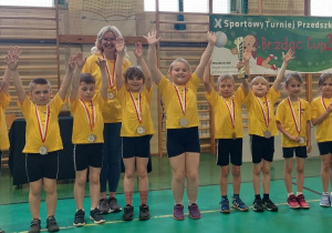 Motylki z pucharem i medalami