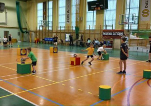Przenieś piłkę-konkurencja sportowa.