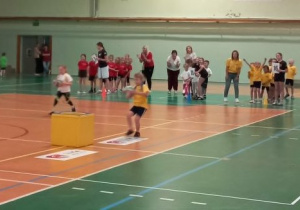 Schowaj i znajdź-bieg z piłką.